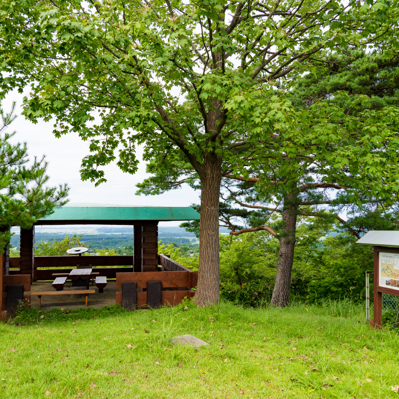 標高143メートルの石倉山に設けられた自然公園です。山頂からは白神山地や八郎潟残存湖、男鹿半島や日本海を望むことができます。